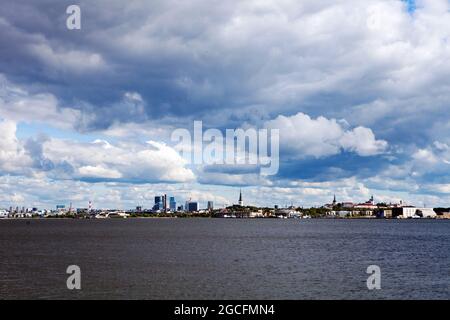 Reise- und Tourismuskonzept - Blick auf den Hafen und die Altstadt von tallinn Stockfoto