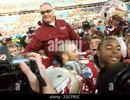 Jacksonville, USA. Januar 2010. Bobby Bowden, Cheftrainer des Staates Florida, wird triumphierend auf den Schultern seiner Spieler getragen, nachdem er West Virginia, 33:21, im Gator Bowl im Jacksonville Municipal Stadium in Jacksonville, Florida, am Freitag, 1. Januar 2010 besiegt hat. Bowden starb am Sonntagmorgen, dem 8. August 2021. Er war 91 Jahre alt. (Foto von Stephen M. Dowell/Orlando Sentinel/TNS/Sipa USA) Quelle: SIPA USA/Alamy Live News Stockfoto