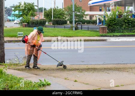 Detroit, Michigan - Freiwillige der Morningside Community Organization entfernen Unkraut aus einem kleinen Park am Rande ihrer Nachbarschaft. Die waren w Stockfoto