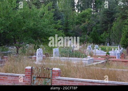 Islamischer Friedhof, Marmorgräber und Grabsteine unter Bäumen im Freien Stockfoto