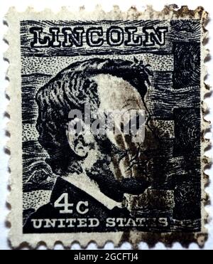 Eine alte gebrauchte Briefmarke, gedruckt in den USA, die ein Illustrationsbildporträt des US-Präsidenten von 16., Abraham Lincoln (18 Stockfoto