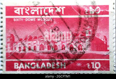 Eine alte gebrauchte Briefmarke, die in Bangladesch gedruckt wurde, zeigt die Sixty Dome Moschee, Value 10 Bengali Taka, um 1999 Stockfoto
