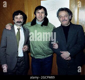 Bukarest, Rumänien, 1990. Februar. Schauspieler George Mihaita (Mitte) mit den Journalisten Petre Mihai Băcanu (links) und Anton Uncu (rechts). Stockfoto