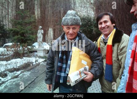 Bukarest, Rumänien, 1990. Februar. Schauspieler George Mihaita mit dem Schriftsteller und Journalisten Octavian Paler. Stockfoto