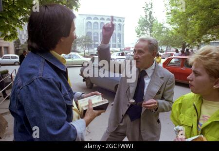 Bukarest, Rumänien, 1990. Februar. Die Schauspieler George Mihaita (links) und Horia Șerbănescu. Stockfoto