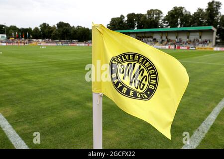 Bayreuth, Deutschland. August 2021. Fußball: DFB-Pokal, SpVgg Bayreuth - Arminia Bielefeld, 1. Runde im Hans Walter Wild Stadium. Die Eckflagge mit dem SpVgg Bayreuth Logo. Kredit: Daniel Karmann/dpa - WICHTIGER HINWEIS: Gemäß den Bestimmungen der DFL Deutsche Fußball Liga und/oder des DFB Deutscher Fußball-Bund ist es untersagt, im Stadion und/oder vom Spiel aufgenommene Fotos in Form von Sequenzbildern und/oder videoähnlichen Fotoserien zu verwenden oder zu verwenden./dpa/Alamy Live News Stockfoto