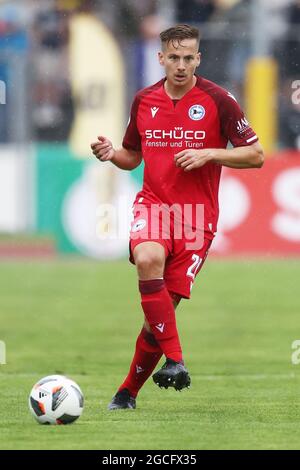 Bayreuth, Deutschland. August 2021. Fußball: DFB-Pokal, SpVgg Bayreuth - Arminia Bielefeld, 1. Runde im Hans-Walter-Wild-Stadion. Cedric Brunner von Arminia Bielefeld für den Ball. Kredit: Daniel Karmann/dpa - WICHTIGER HINWEIS: Gemäß den Bestimmungen der DFL Deutsche Fußball Liga und/oder des DFB Deutscher Fußball-Bund ist es untersagt, im Stadion und/oder vom Spiel aufgenommene Fotos in Form von Sequenzbildern und/oder videoähnlichen Fotoserien zu verwenden oder zu verwenden./dpa/Alamy Live News Stockfoto