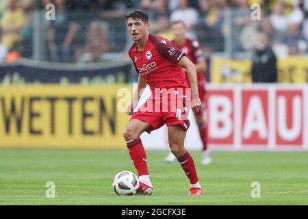 Bayreuth, Deutschland. August 2021. Fußball: DFB-Pokal, SpVgg Bayreuth - Arminia Bielefeld, 1. Runde im Hans-Walter-Wild-Stadion. Alessandro Schöpf von Arminia Bielefeld für den Ball. Kredit: Daniel Karmann/dpa - WICHTIGER HINWEIS: Gemäß den Bestimmungen der DFL Deutsche Fußball Liga und/oder des DFB Deutscher Fußball-Bund ist es untersagt, im Stadion und/oder vom Spiel aufgenommene Fotos in Form von Sequenzbildern und/oder videoähnlichen Fotoserien zu verwenden oder zu verwenden./dpa/Alamy Live News Stockfoto