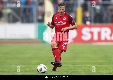 Bayreuth, Deutschland. August 2021. Fußball: DFB-Pokal, SpVgg Bayreuth - Arminia Bielefeld, 1. Runde im Hans-Walter-Wild-Stadion. Cedric Brunner von Arminia Bielefeld für den Ball. Kredit: Daniel Karmann/dpa - WICHTIGER HINWEIS: Gemäß den Bestimmungen der DFL Deutsche Fußball Liga und/oder des DFB Deutscher Fußball-Bund ist es untersagt, im Stadion und/oder vom Spiel aufgenommene Fotos in Form von Sequenzbildern und/oder videoähnlichen Fotoserien zu verwenden oder zu verwenden./dpa/Alamy Live News Stockfoto