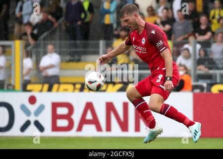 Bayreuth, Deutschland. August 2021. Fußball: DFB-Pokal, SpVgg Bayreuth - Arminia Bielefeld, 1. Runde im Hans-Walter-Wild-Stadion. Fabian Klos von Arminia Bielefeld für den Ball. Kredit: Daniel Karmann/dpa - WICHTIGER HINWEIS: Gemäß den Bestimmungen der DFL Deutsche Fußball Liga und/oder des DFB Deutscher Fußball-Bund ist es untersagt, im Stadion und/oder vom Spiel aufgenommene Fotos in Form von Sequenzbildern und/oder videoähnlichen Fotoserien zu verwenden oder zu verwenden./dpa/Alamy Live News Stockfoto