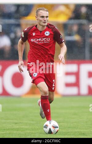 Bayreuth, Deutschland. August 2021. Fußball: DFB-Pokal, SpVgg Bayreuth - Arminia Bielefeld, 1. Runde im Hans-Walter-Wild-Stadion. Amos Pieper von Arminia Bielefeld für den Ball. Kredit: Daniel Karmann/dpa - WICHTIGER HINWEIS: Gemäß den Bestimmungen der DFL Deutsche Fußball Liga und/oder des DFB Deutscher Fußball-Bund ist es untersagt, im Stadion und/oder vom Spiel aufgenommene Fotos in Form von Sequenzbildern und/oder videoähnlichen Fotoserien zu verwenden oder zu verwenden./dpa/Alamy Live News Stockfoto