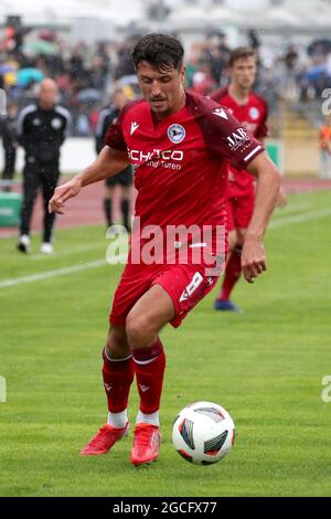 Bayreuth, Deutschland. August 2021. Fußball: DFB-Pokal, SpVgg Bayreuth - Arminia Bielefeld, 1. Runde im Hans-Walter-Wild-Stadion. Alessandro Schöpf von Arminia Bielefeld für den Ball. Kredit: Daniel Karmann/dpa - WICHTIGER HINWEIS: Gemäß den Bestimmungen der DFL Deutsche Fußball Liga und/oder des DFB Deutscher Fußball-Bund ist es untersagt, im Stadion und/oder vom Spiel aufgenommene Fotos in Form von Sequenzbildern und/oder videoähnlichen Fotoserien zu verwenden oder zu verwenden./dpa/Alamy Live News Stockfoto