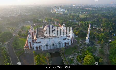 Luftaufnahme der At Tin Grand Mosque, wo diese Moschee die größte Moschee in Indonesien ist, die sich in Ost-Jakarta mit Lärmwolke befindet. Jakarta, ich Stockfoto