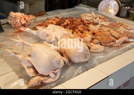 Street Food Markt in Asien. Fleischtheke im Freien. Vogelkadaver auf Eis in heißen Klimazonen. Stockfoto