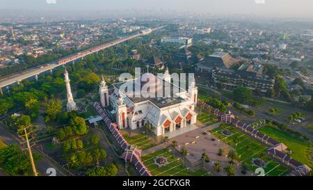 Luftaufnahme der At Tin Grand Mosque, wo diese Moschee die größte Moschee in Indonesien ist, die sich in Ost-Jakarta mit Lärmwolke befindet. Jakarta, ich Stockfoto