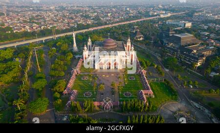 Luftaufnahme der At Tin Grand Mosque, wo diese Moschee die größte Moschee in Indonesien ist, die sich in Ost-Jakarta mit Lärmwolke befindet. Jakarta, ich Stockfoto