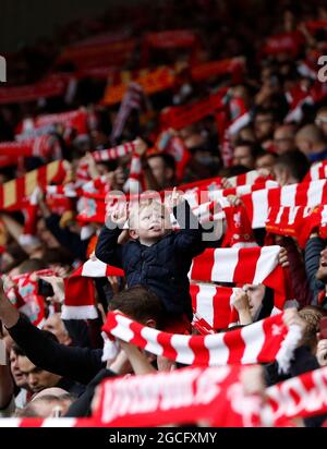 Liverpool, England, 8. August 2021. Ein junger Fan vor dem Vorsaison-Freundschaftsspiel in Anfield, Liverpool. Bildnachweis sollte lauten: Darren Staples / Sportimage Stockfoto