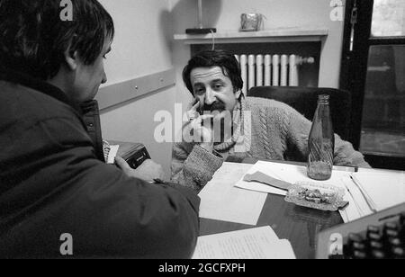 Bukarest, Rumänien, 1990. Februar. Der Schauspieler George Mihaita interviewte den Journalisten Petre Mihai Băcanu in der düsteren Zeit direkt nach dem Fall des Kommunismus. Stockfoto