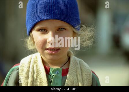 Porträt eines jungen Mädchens auf dem Land Rumäniens, ca. 1998 Stockfoto