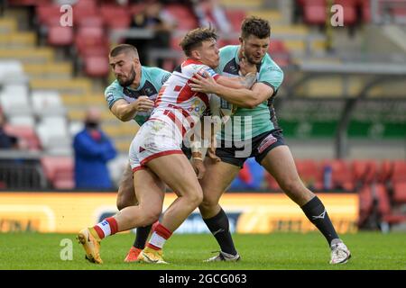 Die Marke Keanan (24) von Leigh Centurions wird von Matty Storton (18) von Hull KR und Greg Minikin (3) von Hull KR angegangen Stockfoto