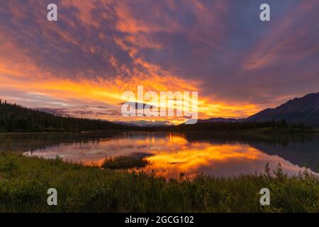 Sonnenuntergang Himmel um 3 Uhr morgens in Alaska Stockfoto