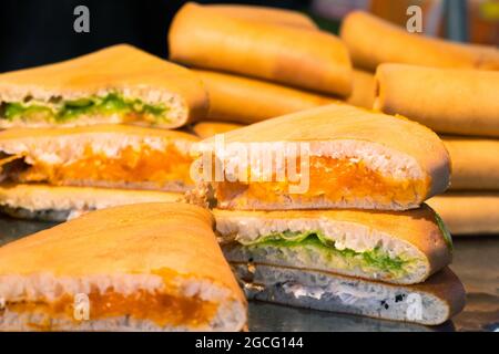 Street Food Markt in Asien. Sandwiches mit verschiedenen Füllungen auf der Theke. Stockfoto