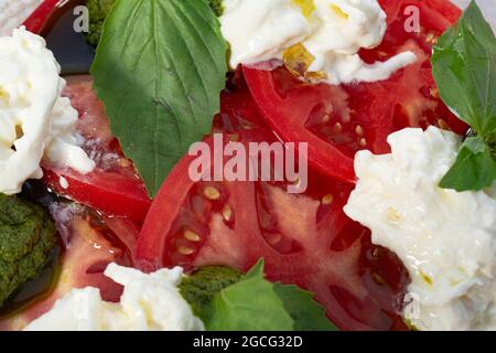 Mozzarella, Cherry-Tomaten und frischem Basilikum - Zutaten für Caprese-Salat Stockfoto