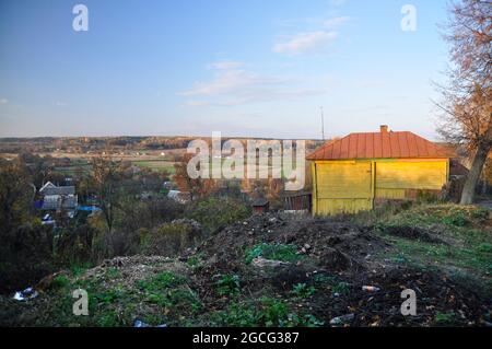 Altes verlassene Gebäude im Osten von Belarus Stockfoto