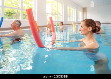 Patienten während der remobilisierung in ein Gesundheitszentrum, Aquarobic Stockfoto