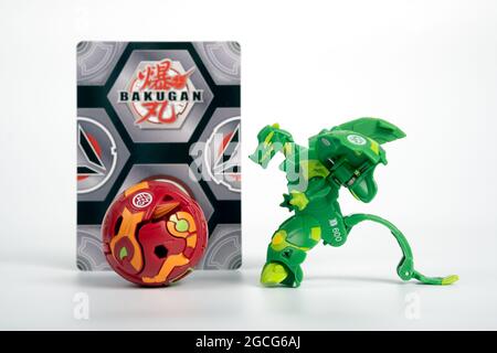 Bakugan Ball Spielzeug Mini-Figuren mit Magnetkarte und Chips. Starterkit. Neue beliebte Transformator Spielzeug. Stafford, Großbritannien, 8. August 2021 Stockfoto