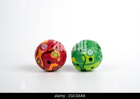 Bakugan Ball Spielzeug Mini Figuren isoliert auf weiß. Stafford, Großbritannien, 8. August 2021 Stockfoto