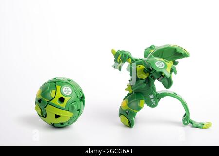 Bakugan Ball Spielzeug Mini Figuren isoliert auf weiß. Stafford, Großbritannien, 8. August 2021 Stockfoto