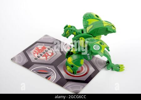 Bakugan Ball Spielzeug Mini Figuren isoliert auf weiß. Stafford, Großbritannien, 8. August 2021 Stockfoto