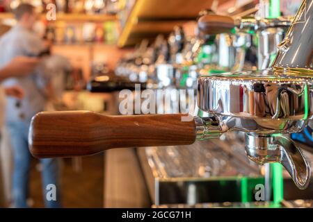Selektiver Fokus auf die Dampfleitung der Espressomaschine im Coffee Machine Store. Stockfoto