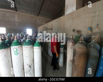 Tajura, Libyen. August 2021. Am 8. August 2021 füllen Arbeiter in einer medizinischen Sauerstofffabrik in Tajura, Libyen, Sauerstoffflaschen. Das libysche Gesundheitsministerium hat einige Krankenhäuser in der Hauptstadt Tripolis mit Sauerstoff versorgt. Große Krankenhäuser in der Stadt litten kürzlich unter einem schweren Sauerstoffmangel, da das Land weiterhin neue COVID-19-Fälle aufzeichnet. Quelle: Hamza Turcia/Xinhua/Alamy Live News Stockfoto