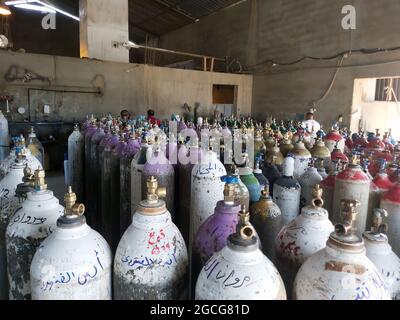 Tajura, Libyen. August 2021. Sauerstoffflaschen werden am 8. August 2021 in einer medizinischen Sauerstoffanlage in Tajura, Libyen, gesehen. Das libysche Gesundheitsministerium hat einige Krankenhäuser in der Hauptstadt Tripolis mit Sauerstoff versorgt. Große Krankenhäuser in der Stadt litten kürzlich unter einem schweren Sauerstoffmangel, da das Land weiterhin neue COVID-19-Fälle aufzeichnet. Quelle: Hamza Turcia/Xinhua/Alamy Live News Stockfoto