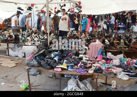 Beirut, Libanon. August 2021. Ein Schuhstand, der am 8. August 2021 auf dem Souq el Ahad (Sonntagsmarkt) in Beirut, Libanon, gesehen wurde. Die Preiserhöhung ist für den Libanon zu einem harten Problem geworden, da mehr als die Hälfte der Bevölkerung seit Beginn der Wirtschafts- und Finanzkrise im Jahr 2019 unter die Armutsgrenze gefallen ist. Die Mittelschicht ist weggewischt worden und immer weniger Menschen können es sich leisten, in den Geschäften Schuhe und Kleidungsstücke zu kaufen.(Foto: Elisa Gestri/Sipa USA) Quelle: SIPA USA/Alamy Live News Stockfoto