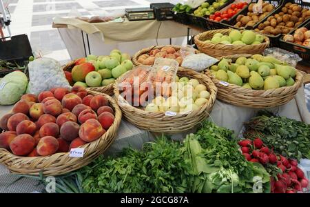 Beirut, Libanon. August 2021. Obst und Gemüse werden am 7. August 2021 auf einem Markt in der Innenstadt von Beirut, Libanon, ausgestellt. Die Erhöhung der Lebensmittelpreise ist für den Libanon, der hauptsächlich auf Importe angewiesen ist, zu einem schwierigen Problem geworden. Nach Angaben der Regierung stiegen die Lebensmittelpreise im Dezember 2020 um 400 %, und mehr als die Hälfte der Bevölkerung ist seit Beginn der Wirtschafts- und Finanzkrise im Jahr 2019 unter die Armutsgrenze gefallen. (Foto: Elisa Gestri/Sipa USA) Quelle: SIPA USA/Alamy Live News Stockfoto