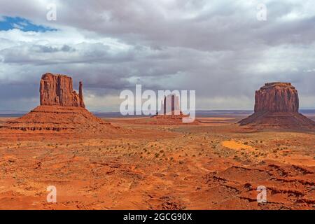 Einsame Sentinels in der Wüste im Monument Valley in Arizona Stockfoto