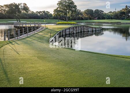 Weltberühmtes 17. Inselgrün des Stadionkurses am TPC Sawgrass, der Heimat der GOLFMEISTERSCHAFT DER SPIELER, in Ponte Vedra Beach, Florida. (USA) Stockfoto