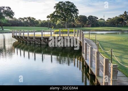 Berühmtes 17. Inselgrün des Stadionkurses am TPC Sawgrass, der Heimat der Players Golf Championship, in Ponte Vedra Beach, Florida. (USA) Stockfoto