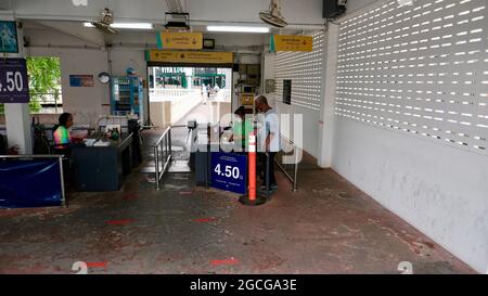 Chao Phraya River Ferries im Terminal am Chao Phraya River Ferry Boat vom Si Phraya Pier zum Klong San Pier Market Bangkok Thailand Stockfoto