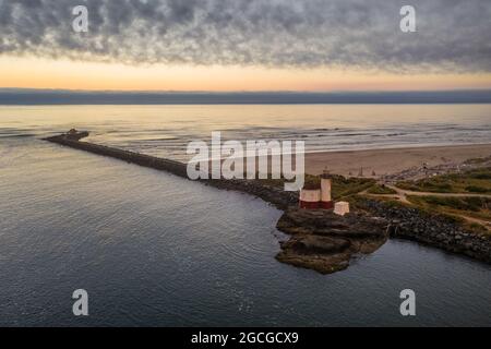 Dramatischer und launischer Himmel über dem Bandon Lighthouse, Oregon Stockfoto