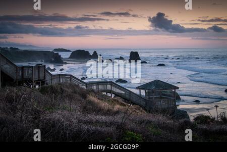 Treppen zum Strand in Bandon, Oregon Stockfoto