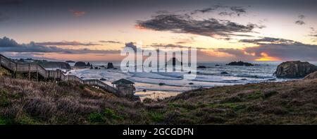 Treppen zum Strand in Bandon, Oregon Stockfoto