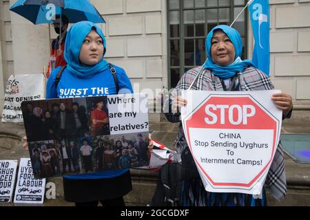 London, Großbritannien. August 2021. Mitglieder der uigurischen Gemeinschaft schließen sich Aktivisten der Uigurischen Solidaritätskampagne Großbritannien und anderen unterstützenden Gruppen an, die gegen die chinesische Botschaft protestieren, um den Freiheitskampf des uigurischen Volkes zu unterstützen. Aktivisten hoben die Verfolgung und erzwungene Assimilation von Uiguren, Kasachen und anderen indigenen Völkern in Ostturkestan und Xinjiang durch die chinesische Regierung hervor und forderten sie auf, das Recht zu haben, ihre eigene Zukunft durch einen demokratischen Prozess zu bestimmen. Kredit: Mark Kerrison/Alamy Live Nachrichten Stockfoto