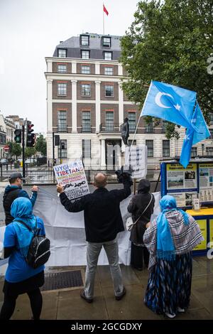 London, Großbritannien. August 2021. Aktivisten der Uiguren Solidarity Campaign UK und anderer unterstützender Gruppen halten Plakate und schwenken Uiguren-Fahnen gegenüber der chinesischen Botschaft, um den Freiheitskampf des uigurischen Volkes zu unterstützen. Aktivisten hoben die Verfolgung und erzwungene Assimilation von Uiguren, Kasachen und anderen indigenen Völkern in Ostturkestan und Xinjiang durch die chinesische Regierung hervor und forderten sie auf, das Recht zu haben, ihre eigene Zukunft durch einen demokratischen Prozess zu bestimmen. Kredit: Mark Kerrison/Alamy Live Nachrichten Stockfoto