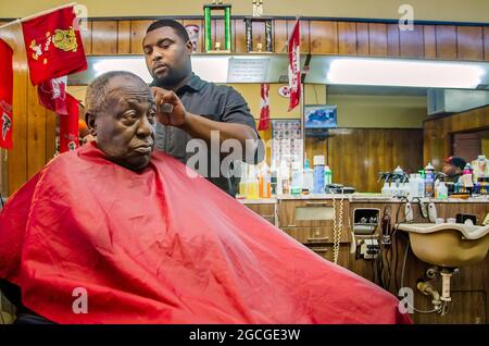 Ein Friseur schneidet Haare bei Gibson's Hair Styles and Cuts, 23. April 2013, in West Point, Mississippi. Die Einheimischen sagen, dass in der Kleinstadt Arbeitsplätze benötigt werden, aber sie Stockfoto