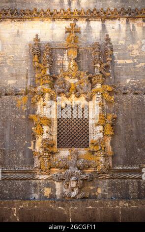 Tomar, Portugal - 3. Juni 2021: Vorderansicht des Kapitelfensters oder Manuelfensters des Convento de Cristo in Tomar, Portugal. Stockfoto