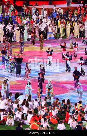Tänzer treten während der Abschlusszeremonie auf, 8. AUGUST 2021: Die Olympischen Spiele 2020 in Tokio Abschlusszeremonie im Olympiastadion in Tokio, Japan. Quelle: Akihiro Sugimoto/AFLO/Alamy Live News Stockfoto